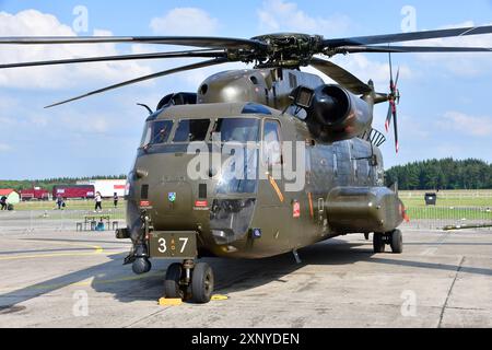 Transporthubschrauber CH-53 der Bundeswehr beim Tag der Bundeswehr 2024 in Faßberg Niedersachsen der Tag der Bundeswehr findet jährlich statt. An diesem Tag öffnen Deutschlandweit ca. 10 Kasernen Ihre Tore und laden die Bevölkerung ein, hinter die Kulissen zu schauen. Faßberg Niedersachsen Deutschland *** CH 53 Transporthubschrauber der Bundeswehr am Tag der Bundeswehr 2024 in Faßberg Niedersachsen findet jährlich an diesem Tag der Tag der Bundeswehr statt. rund zehn Kasernen in ganz Deutschland öffnen ihre Türen und laden das Publikum ein, einen Blick hinter die Kulissen Faßberg Niedersachsen zu werfen Stockfoto