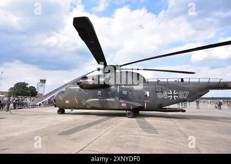 Transporthubschrauber CH-53 der Bundeswehr beim Tag der Bundeswehr 2024 in Faßberg Niedersachsen der Tag der Bundeswehr findet jährlich statt. An diesem Tag öffnen Deutschlandweit ca. 10 Kasernen Ihre Tore und laden die Bevölkerung ein, hinter die Kulissen zu schauen. Faßberg Niedersachsen Deutschland *** CH 53 Transporthubschrauber der Bundeswehr am Tag der Bundeswehr 2024 in Faßberg Niedersachsen findet jährlich an diesem Tag der Tag der Bundeswehr statt. rund zehn Kasernen in ganz Deutschland öffnen ihre Türen und laden das Publikum ein, einen Blick hinter die Kulissen Faßberg Niedersachsen zu werfen Stockfoto