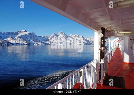 Bootsfahrt mit Blick auf schneebedeckte Berge und ruhiges Wasser unter einem blauen Himmel, Fähre entlang der Westgrönländischen Küste, Safac Ituq, Grönland, Dänemark Stockfoto