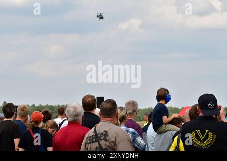 Ein Eurocopter EC-135 Schulungshubschrauber bei einer Flugvorführung beim Tag der Bundeswehr 2024 in Faßberg Niedersachsen der Tag der Bundeswehr findet jährlich statt. An diesem Tag öffnen Deutschlandweit ca. 10 Kasernen Ihre Tore und laden die Bevölkerung ein, hinter die Kulissen zu schauen. Faßberg Niedersachsen Deutschland *** Ein Eurocopter EC 135 Trainingshubschrauber während einer Flugdemonstration beim Bundeswehrtag 2024 in Faßberg Niedersachsen findet jährlich der Bundeswehrtag statt an diesem Tag öffnen rund 10 Kasernen deutschlandweit ihre Türen und laden die Publi ein Stockfoto