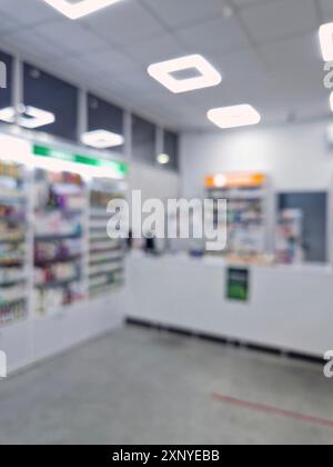 Verschwommene Sicht auf das Innere der Apotheke. Defokussierter Hintergrund in der Gesundheits- und Kosmetikindustrie Stockfoto