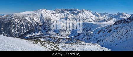 Majestätische balkanberge mit Panoramablick. Felsige Gipfel, bedeckt mit Schnee in Bulgarien Stockfoto