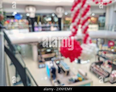 Das Einkaufszentrum im Innenbereich bietet einen unscharfen Blick auf den Hintergrund des Einkaufszentrums Stockfoto