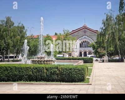 Bahnhof Chisinau mit Blick vom Platz mit plätscherndem Brunnen, Republik Moldau Stockfoto