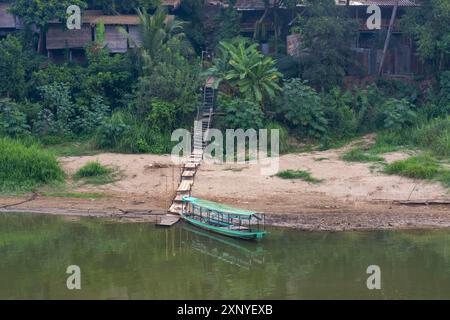 Ufer des kam Khan Flusses, Luang Prabang, Laos Stockfoto