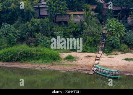 Ufer des kam Khan Flusses, Luang Prabang, Laos Stockfoto