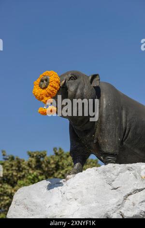 Saha Chat Monument (auch: Pig Monument) ein Monument auf dem Khlong Lot gegenüber dem Wat Ratchabophit, Phra Nakhon District, Bangkok, Thailand Stockfoto