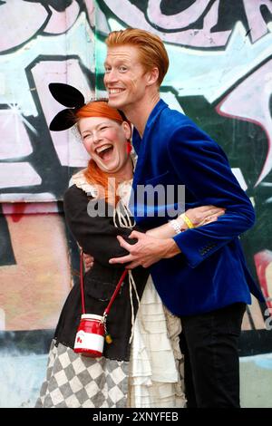 Enie van de Meiklokjes und ihr Mann Tobias Staerbo bei der Eröffnung der Tim Burton Ausstellung in der Radsetzerei auf dem ROHGELÄNDE in Berlin am 18. Juli Stockfoto