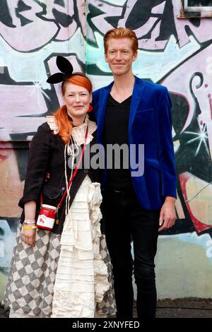 Enie van de Meiklokjes und ihr Mann Tobias Staerbo bei der Eröffnung der Tim Burton Ausstellung in der Radsetzerei auf dem ROHGELÄNDE in Berlin am 18. Juli Stockfoto