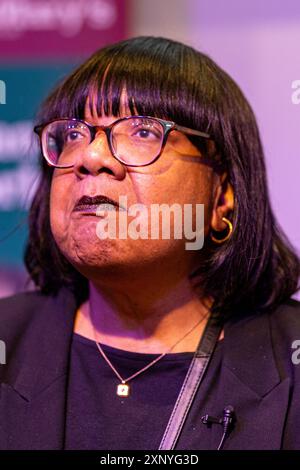 Belfast, Großbritannien. August 2024. Diane Abbott, Abgeordnete von Hackney North und Stoke Newington, war im Gespräch mit Joe Austin im Rahmen der Feile an Phobal in Belfast 2024 Credit: Bonzo/Alamy Live News Stockfoto