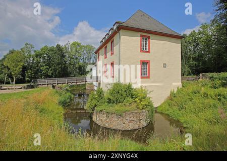 Wasserburg aus dem 15. Jahrhundert mit Holzbrücke und Teich, Hainchen, Netphen, Rothaargebirge, Siegerland, Nordrhein-Westfalen, Deutschland Stockfoto