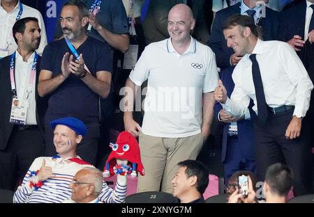 August 2024, Olympische Spiele, Paris 2024, Schwimmen, 50m Freistil, Männer, Finale, französischer Präsident Emmanuel Macron (r) und FIFA-Präsident Gianni Infantino als Zuschauer auf der Tribüne. Foto: Marcus Brandt/dpa Stockfoto