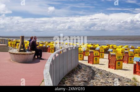 Strandpromenade mit Liegestühlen am Wattenmeer im Stadtteil Duhnen, Nordsee-Kurort Cuxhaven, Nordseeküste, Elbe, Elbmündung Stockfoto