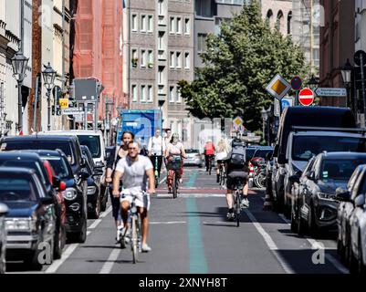 Radfahrer und E-Scooter auf der Straße in einer Fahrradstraße in Berlin Mitte, 30.07.2024, Berlin, Deutschland Stockfoto