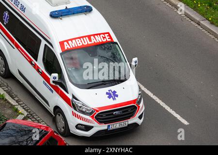 OSTRAVA, TSCHECHISCHE REPUBLIK - 4. APRIL 2024: Ford Transit Tourneo Custom Ambulanzwagen parkt auf der Straße Stockfoto