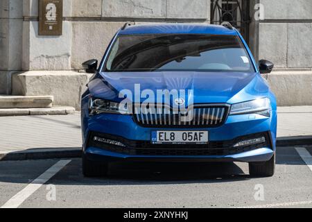 OSTRAVA, TSCHECHISCHE REPUBLIK - 13. SEPTEMBER 2023: Vorderansicht des Skoda Superb Plug-in Hybrid Kombi mit EL-Kennzeichen Stockfoto