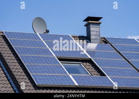 Solaranlage auf dem geneigten Dach eines Wohngebäudes, Photovoltaik zur Stromerzeugung, für den Eigenverbrauch und Netzeinspeisung, Nord Stockfoto