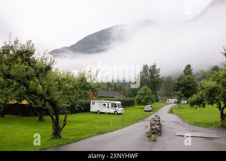 FLAM, NORWEGEN - 12. AUGUST 2016: FLAM Camping Vandrarheim mit Caravans in nasser Landschaft im kalten Norwegen Stockfoto