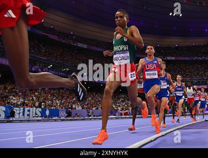 Paris, Frankreich. August 2024. Grant Fisher (2. L) aus den Vereinigten Staaten tritt beim 10000-m-Leichtathletikfinale der Männer bei den Olympischen Spielen 2024 in Paris, Frankreich, am 2. August 2024 an. Titel: Song Yanhua/Xinhua/Alamy Live News Stockfoto