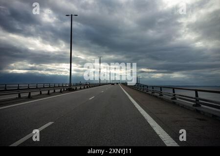 MALMÖ, SCHWEDEN - 18. AUGUST 2016: Fahrt auf der Oresund-Brücke zwischen Malmö, Schweden und Kopenhagen, Dänemark Stockfoto