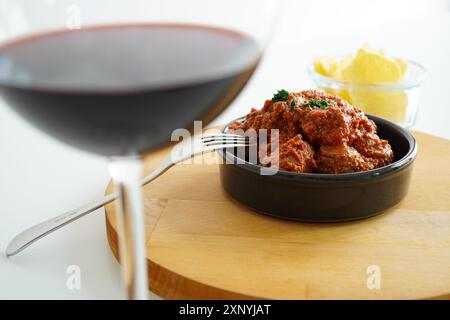 Albondigas (spanische Fleischbällchen in Tomatensoße), eine der beliebtesten Tapas Spaniens Stockfoto