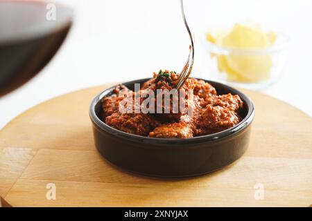 Albondigas (spanische Fleischbällchen in Tomatensoße), eine der beliebtesten Tapas Spaniens Stockfoto