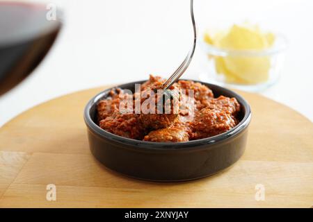 Albondigas (spanische Fleischbällchen in Tomatensoße), eine der beliebtesten Tapas Spaniens Stockfoto