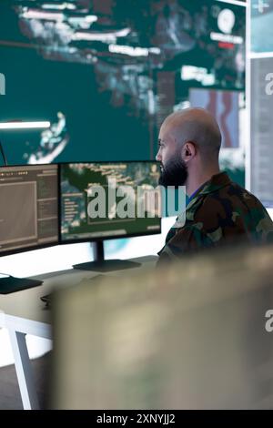 Die Anti-Terror-Abteilung, die die Luft- und Seeverkehrsaktivitäten im gesamten Hoheitsgebiet kontrolliert und den Schutz vor der militärischen Einsatzbasis gewährleistet. Der Ingenieur der Armee überwacht Radar. Stockfoto