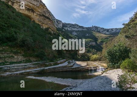 Wunderschöne Schlucht mit Flussbecken im Naturschutzgebiet Cavagrande del Cassibile, Syrakus, Sizilien, Italien Stockfoto