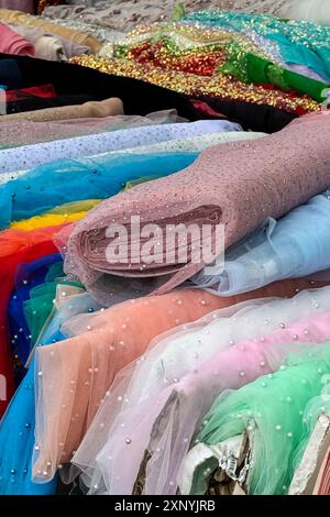 Vertikales Stillleben zeigt lebendige Gewebebolzen, die auf einem Markt im Freien in den Niederlanden zu sehen sind. Stockfoto