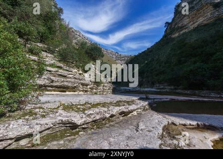 Wunderschöne Schlucht mit Flussbecken im Naturschutzgebiet Cavagrande del Cassibile, Syrakus, Sizilien, Italien Stockfoto