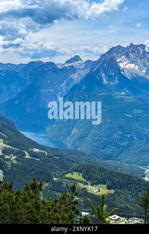 Die vertikale Ansicht zeigt schneebedeckte bayerische Alpen aus hoher Höhe. Stockfoto