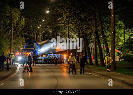 Transport eines 68 Meter langen, 22 Tonnen schweren Blattes einer Windkraftanlage, hier in Schwelm, Zuschauer, mit einem selbstfahrenden Blade-Lifter-Fahrzeug, über 40 km Stockfoto