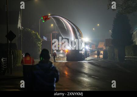 Transport eines 68 Meter langen, 22 Tonnen schweren Rotorblatts einer Windkraftanlage hier in Breckerfeld mit einem selbstfahrenden Blade-Lifter-Fahrzeug über 40 km Länge Stockfoto