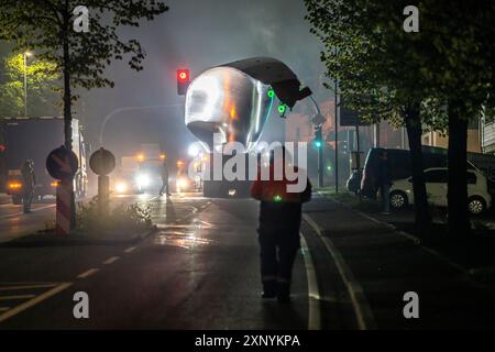 Transport eines 68 Meter langen, 22 Tonnen schweren Rotorblatts einer Windkraftanlage hier in Breckerfeld mit einem selbstfahrenden Blade-Lifter-Fahrzeug über 40 km Länge Stockfoto