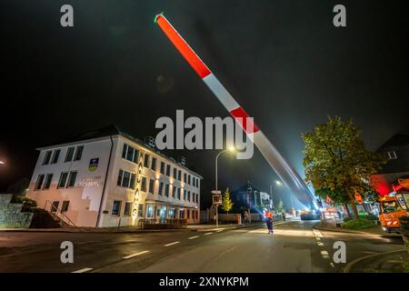 Transport eines 68 Meter langen, 22 Tonnen schweren Rotorblatts einer Windkraftanlage hier in Breckerfeld mit einem selbstfahrenden Blade-Lifter-Fahrzeug über 40 km Länge Stockfoto