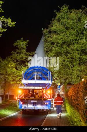 Transport eines 68 Meter langen, 22 Tonnen schweren Blattes einer Windkraftanlage hier in Breckerfeld-Waldbauer, mit einem selbstfahrenden Blade-Lifter-Fahrzeug, über eine 40 Stockfoto