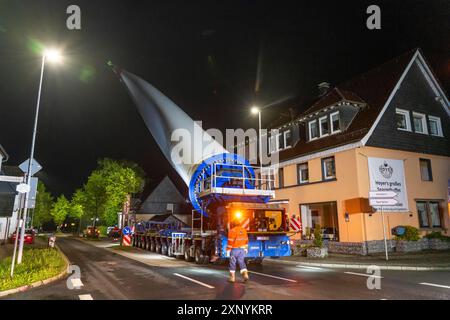 Transport eines 68 Meter langen, 22 Tonnen schweren Blattes einer Windkraftanlage hier in Breckerfeld-Waldbauer, mit einem selbstfahrenden Blade-Lifter-Fahrzeug, über eine 40 Stockfoto