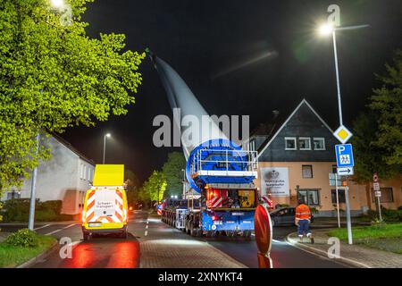 Transport eines 68 Meter langen, 22 Tonnen schweren Blattes einer Windkraftanlage hier in Breckerfeld-Waldbauer, mit einem selbstfahrenden Blade-Lifter-Fahrzeug, über eine 40 Stockfoto