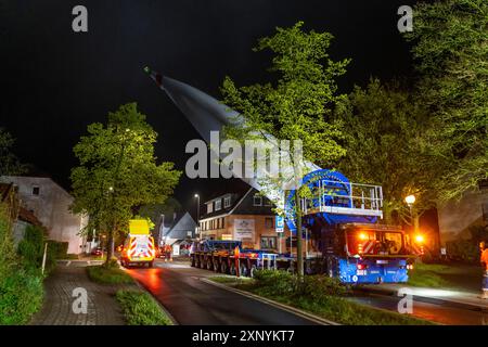 Transport eines 68 Meter langen, 22 Tonnen schweren Blattes einer Windkraftanlage hier in Breckerfeld-Waldbauer, mit einem selbstfahrenden Blade-Lifter-Fahrzeug, über eine 40 Stockfoto