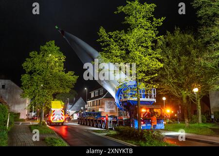 Transport eines 68 Meter langen, 22 Tonnen schweren Blattes einer Windkraftanlage hier in Breckerfeld-Waldbauer, mit einem selbstfahrenden Blade-Lifter-Fahrzeug, über eine 40 Stockfoto