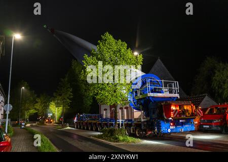 Transport eines 68 Meter langen, 22 Tonnen schweren Blattes einer Windkraftanlage hier in Breckerfeld-Waldbauer, mit einem selbstfahrenden Blade-Lifter-Fahrzeug, über eine 40 Stockfoto