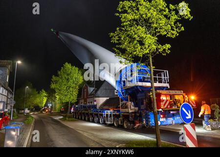 Transport eines 68 Meter langen, 22 Tonnen schweren Blattes einer Windkraftanlage hier in Breckerfeld-Waldbauer, mit einem selbstfahrenden Blade-Lifter-Fahrzeug, über eine 40 Stockfoto