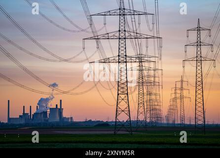 Braunkohlekraftwerk Neurath bei Grevenbroich, RWE Kraftwerksblöcke A-E, Hochspannungsleitungen Stockfoto