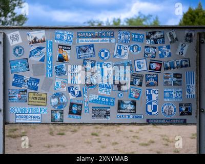 Aufkleber von Ultras, Horrorfans, Hardcore-Fans vom Fußballverein 1. FC Magdeburg an einer Tafel am Jersleber See Jersleben Sachsen-Anhalt Deutschland *** Aufkleber von Ultras, Horrorfans, Hardcore-Fans des Fußballvereins 1 FC Magdeburg auf einem Brett am Jersleber See Jersleben Sachsen Anhalt Deutschland Stockfoto
