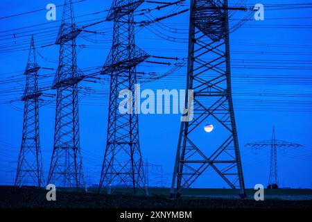 Teil einer Streckenstrecke, 380 kV-Hochspannungsleitung, Kreisstadt Bergheim, Rhein-Kreis-Neuss, Umspannwerk Amprion, Vollmond, Nord Stockfoto