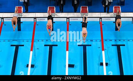Paris, Frankreich. August 2024. Cameron McEvoy (2. R) aus Australien tritt am 2. August 2024 beim 50-m-Freistil-Finale der Männer bei den Olympischen Spielen 2024 in Paris an. Quelle: Xia Yifang/Xinhua/Alamy Live News Stockfoto