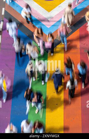 Menschen, die einen Fußgängerübergang überqueren, auf einer Straße, die Straßenoberfläche ist bunt, in Regenbogenfarben, bemalt, unscharf, in Bewegung, zu Fuß, Utrecht Stockfoto