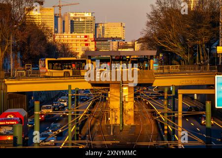 Die Skyline des Essener Stadtzentrums, Autobahn A40, Ruhrstraße, Nordrhein-Westfalen, Deutschland Stockfoto