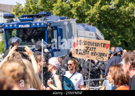 Wasserwerfer der Polizei bei der Demonstration gegen die AFD-Parteikonferenz in Essen marschierten mehrere Zehntausende Demonstranten aus der Haupthalle Stockfoto